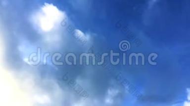 蓝天的<strong>时间</strong>流逝，白云从右边到左边的框架。 蓝色的飞机<strong>快速</strong>移动的云